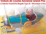 un petit train qui se trouve dans une boîte en plastique