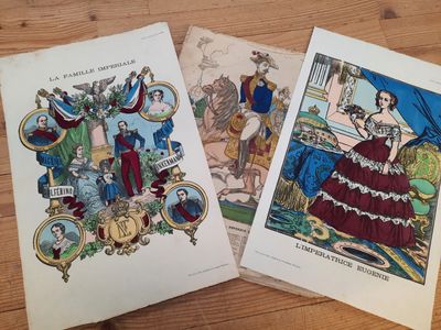 deux livres illustrés représentant des femmes et des hommes, posés sur une table