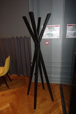 SUR DESIGNATION : Deux porte-manteaux et un porte-parapluies…