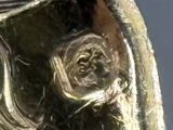 une image montrant un gros plan d'une sculpture représentant un oiseau