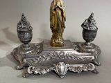 figurine en argent et en or représentant une femme coiffée d'une couronne, posée sur une table