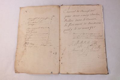 un vieux livre écrit posé sur une table