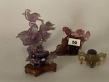 deux figurines assises sur une table