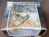 une boîte contenant une maquette d'avion