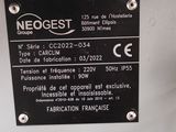 une pancarte apposée sur le côté d'une machine sur laquelle est inscrit « neogest »