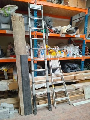 une échelle adossée au mur d'une pièce
