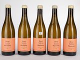 quatre bouteilles de vin sont alignées sur une surface blanche