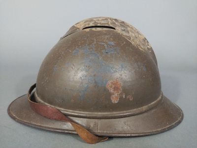 un casque qui a été porté par un soldat
