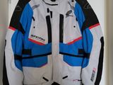 une veste suspendue à un cintre dans une pièce dont la porte est blanche