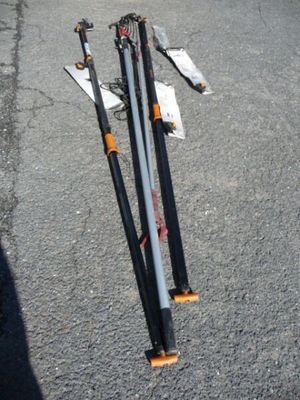 trois bâtons de ski posés par terre les uns à côté des autres