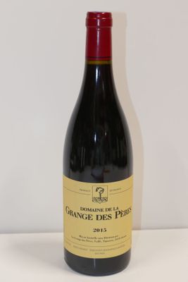 une bouteille de vin posée sur une table