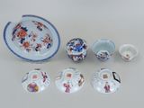 une petite sélection de plats et de bols asiatiques posés sur une table
