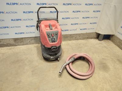 On voit une image d'un aspirateur posé par terre à côté d'un tuyau.