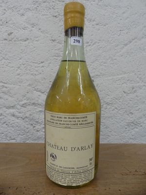 une bouteille de vin posée sur une table