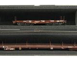 une boîte avec un train dedans et une boîte avec un train dedans