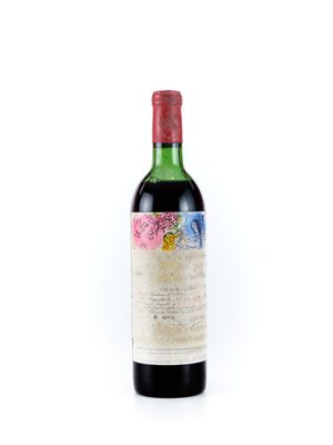 une bouteille de vin posée sur une table
