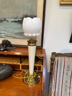 Lampe à gradin en laiton, le fût fuselé laqué beige et cache…