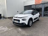 une citrole blanche garée devant un immeuble