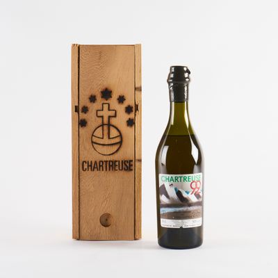 une bouteille de vin posée à côté d'une caisse en bois