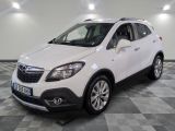 le 4x4 blanc est garé dans une grande pièce au sol en damier