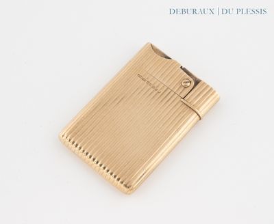 un briquet en or posé sur une table