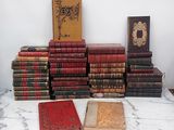 plusieurs livres empilés sur une table