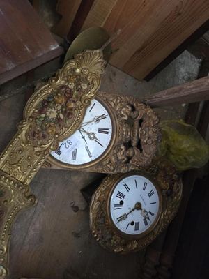 deux horloges posées par terre l'une à côté de l'autre