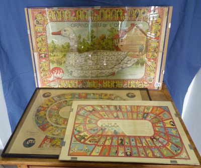 une boîte contenant un jeu de société, posée sur une table