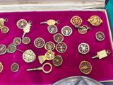 de nombreux types de bijoux exposés dans une vitrine