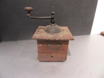 un vieux moulin à café posé sur une table