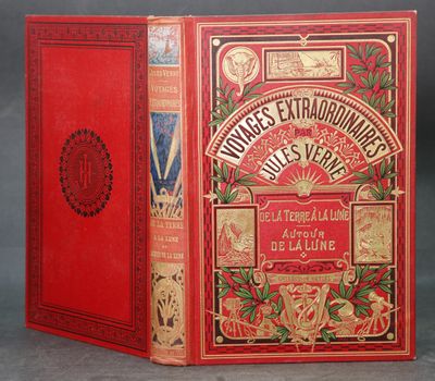 la couverture et le dos d'un livre rouge aux bords dorés