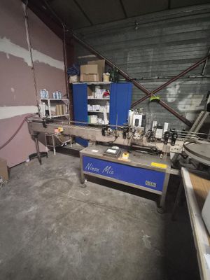 une image représentant une usine avec une machine en arrière-plan