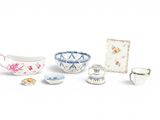 de nombreux types de plats et de bols en porcelaine sur la table