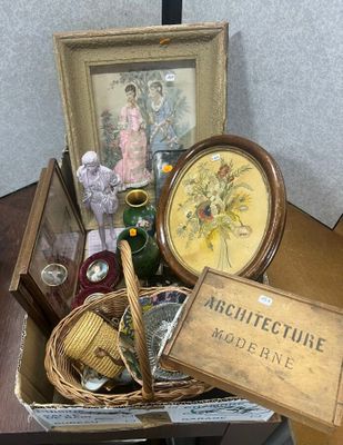 un panier rempli d'objets posé sur une table