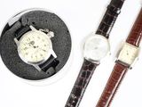 deux montres assises l'une à côté de l'autre sur une table
