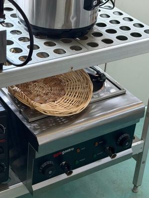 un pot posé sur une étagère, sur lequel est posé un panier