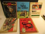 de nombreux livres posés sur une table