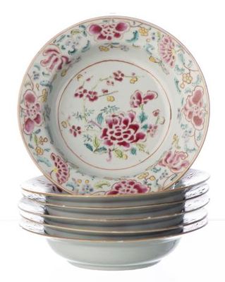 plusieurs assiettes empilées sur une table