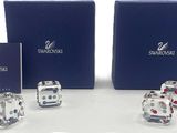 trois dés argentés et rouges posés sur une table blanche