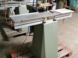 une machine posée sur une palette dans un entrepôt