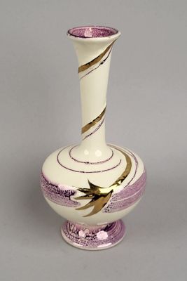 un vase blanc orné d'un motif violet et doré