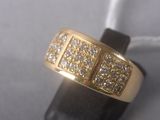 bague en or jaune sertie de diamants, posée sur un morceau de cuir noir