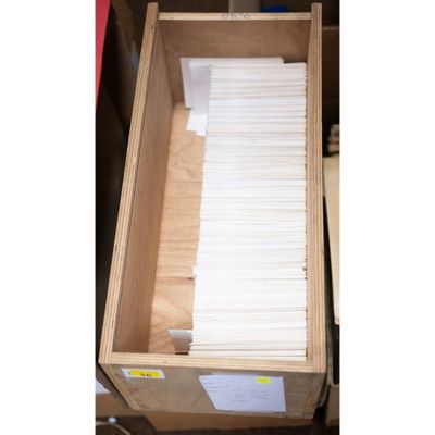 une boîte remplie de feuilles blanches posée sur une table