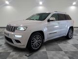 La jeep blanche est garée sur un sol en carrelage à damier.