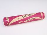 un rouge à lèvres rose posé sur une table