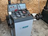 une machine qui se trouve à l'intérieur d'un bâtiment