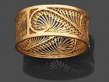une bague en or 18 carats avec un motif en filigrane