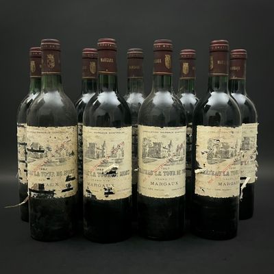 six bouteilles de vin sont alignées sur une surface noire