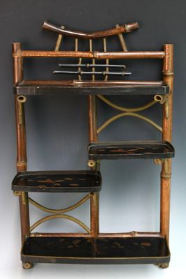 une étagère sur laquelle sont posés tout un tas d'objets