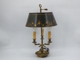 une lampe de table ancienne en laiton, avec un abat-jour noir et deux bougies